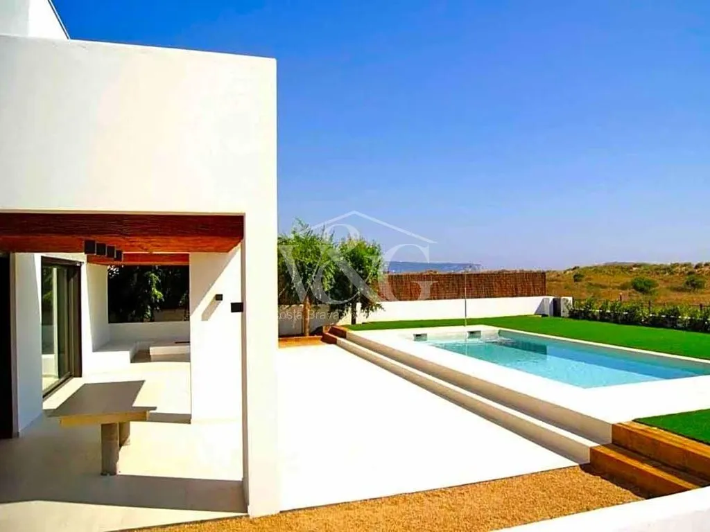 Bassein - Seafront Villa with Pool in Mas Pinell