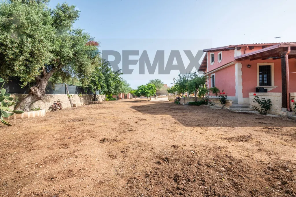 Jardin - Rearranged Villa with Garden in Avola