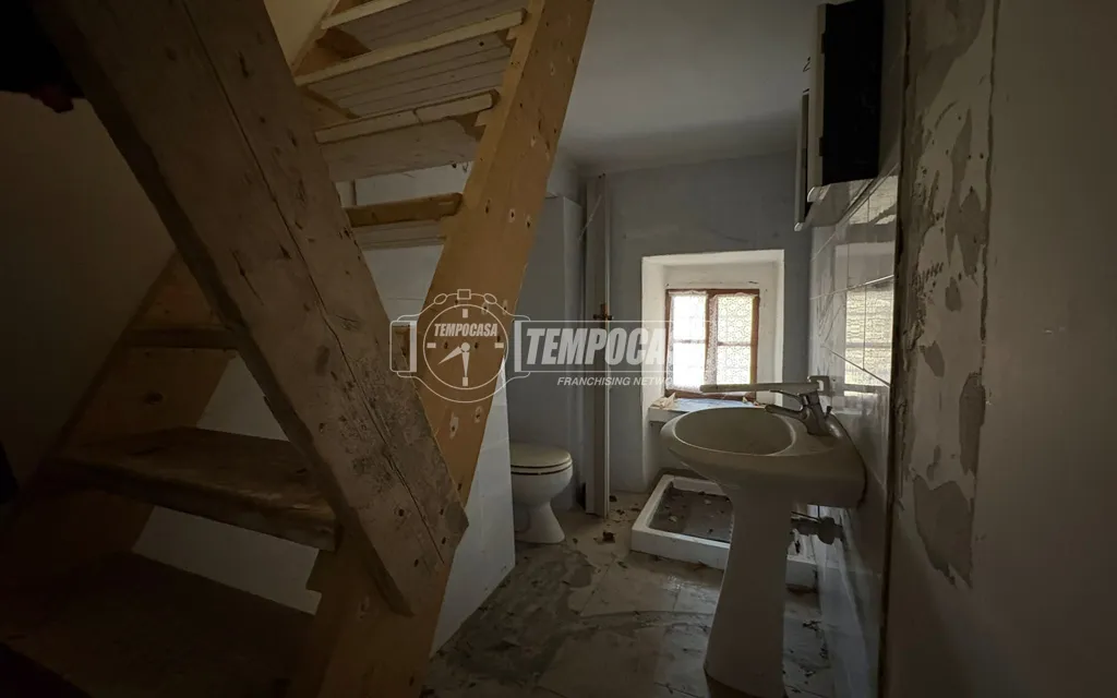 Toad - Rustic House with Balcony in Viù