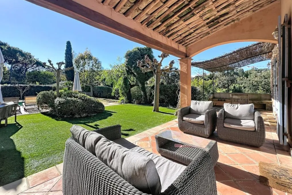 Terrasse - Propriété Provençale avec Piscine et Jardin Paysager