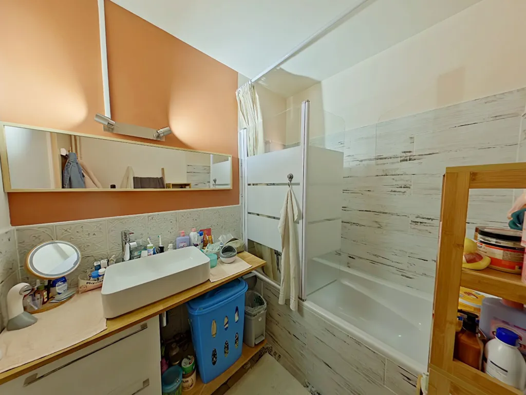 Salles de bain - Appartement Rénové avec Parking à Châtellerault