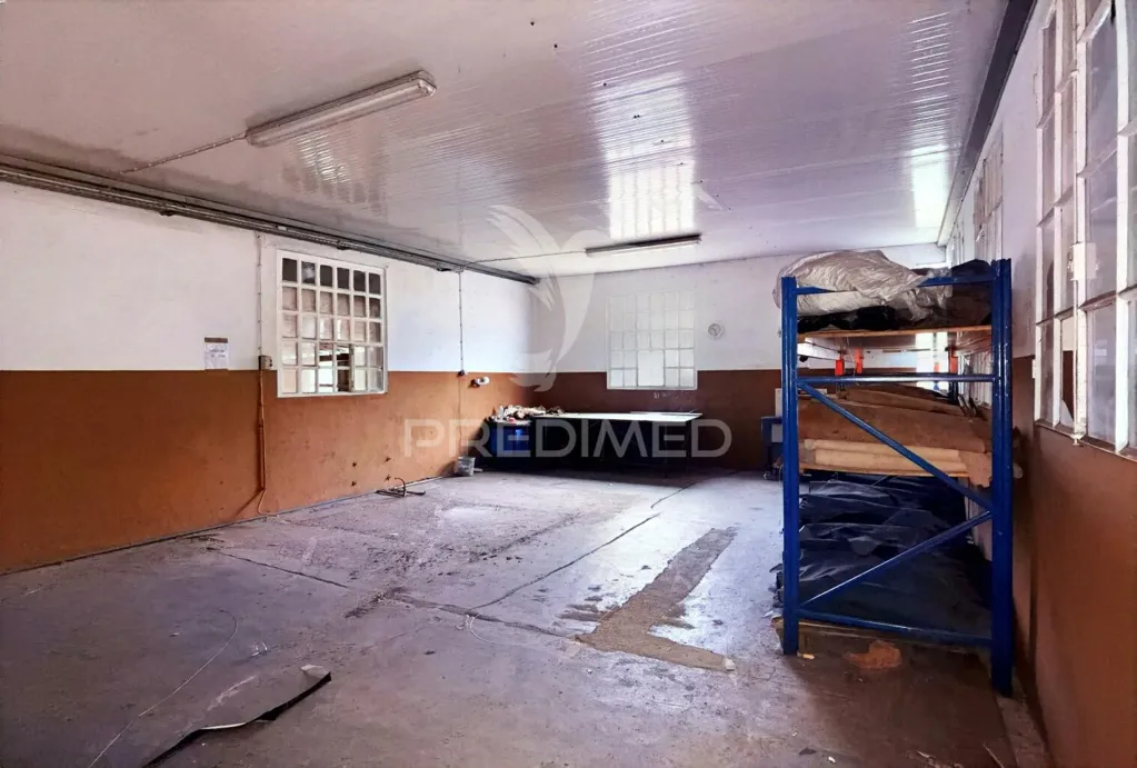 Garaaž - Industrial Warehouse with Solar Exposure in Vila Moreira