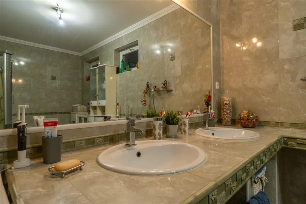 Salles de bain - Multi-Generational Home with Business Potential in Mályi