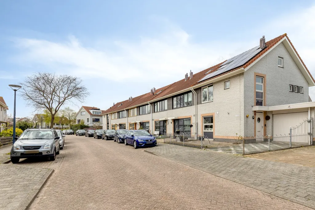 Välivaade - Corner House with Private Driveway in Hoorn