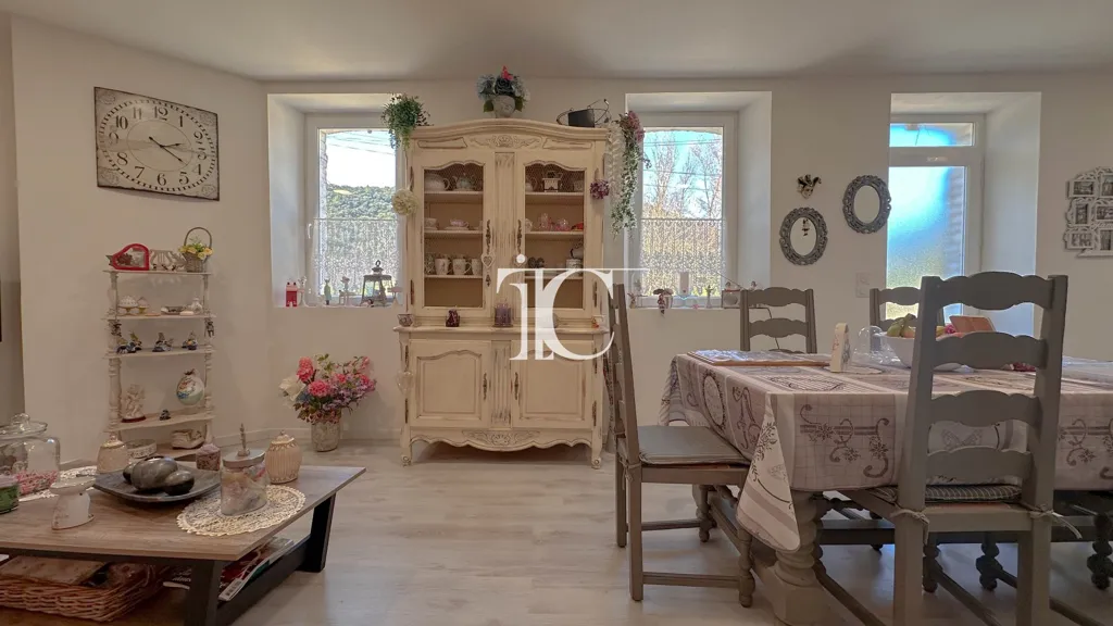 Salle à manger - Maison Rénovée avec Jardin à Proximité des Commodités