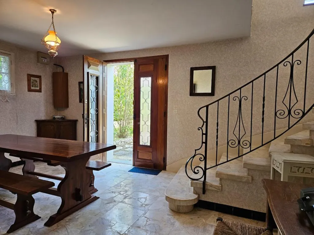 Salle à manger - Maison 1960 avec Terrain Clôturé au Passage