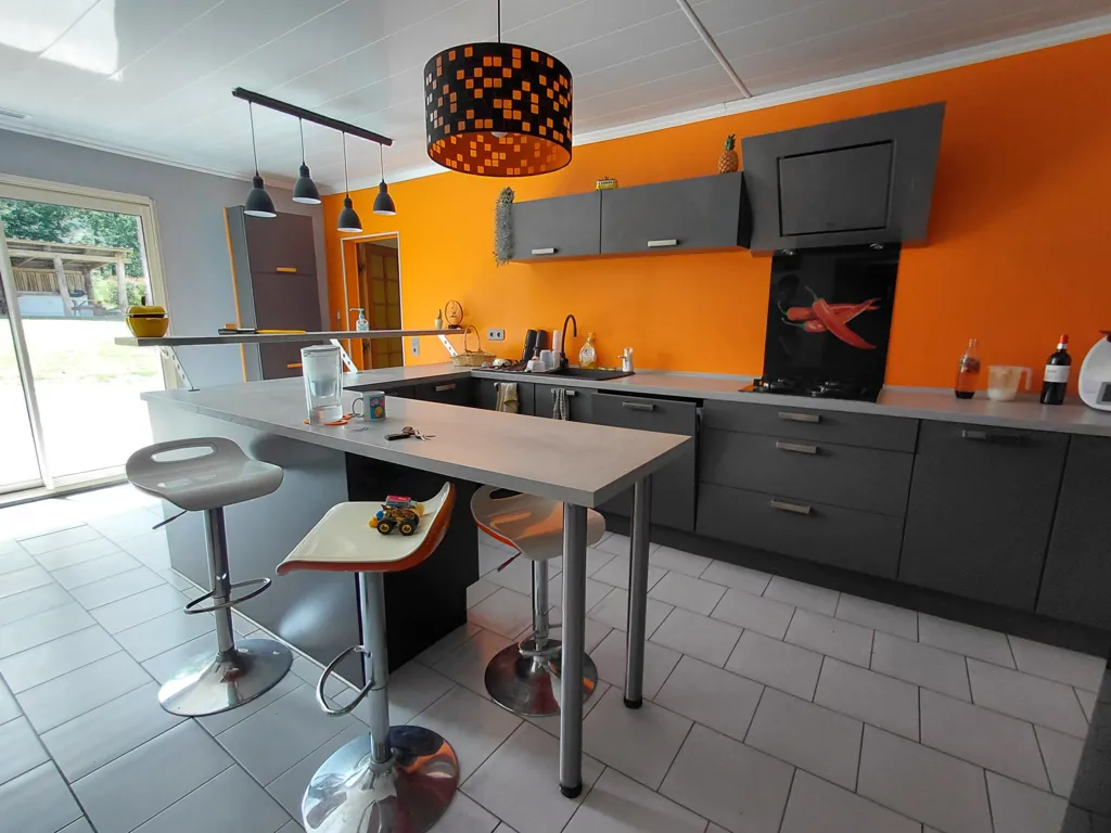 Cuisine - Bungalow avec jardin paysagé à Les Lèches