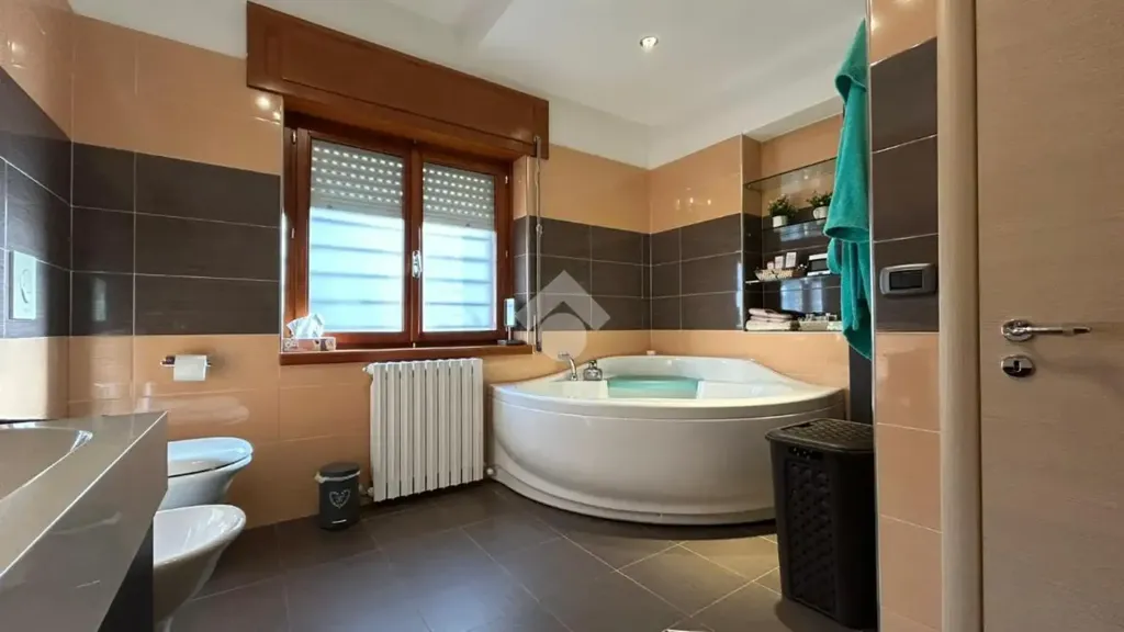 Bagni - South-Facing Apartment with Balcony in Cosenza