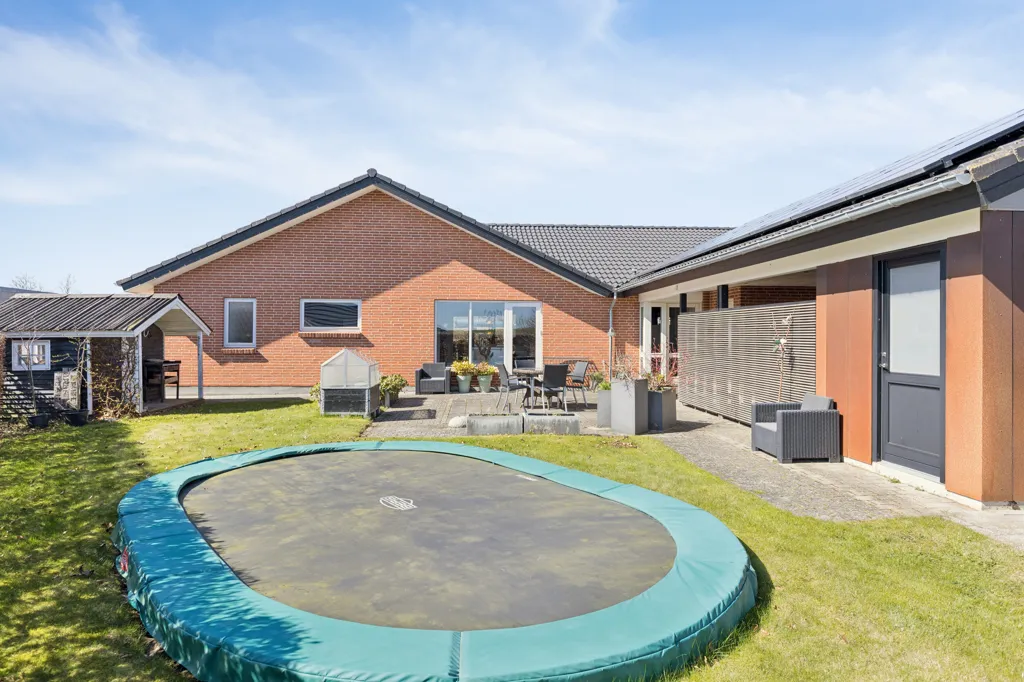 Aed - Two-Bedroom Villa with Carport in Bjert