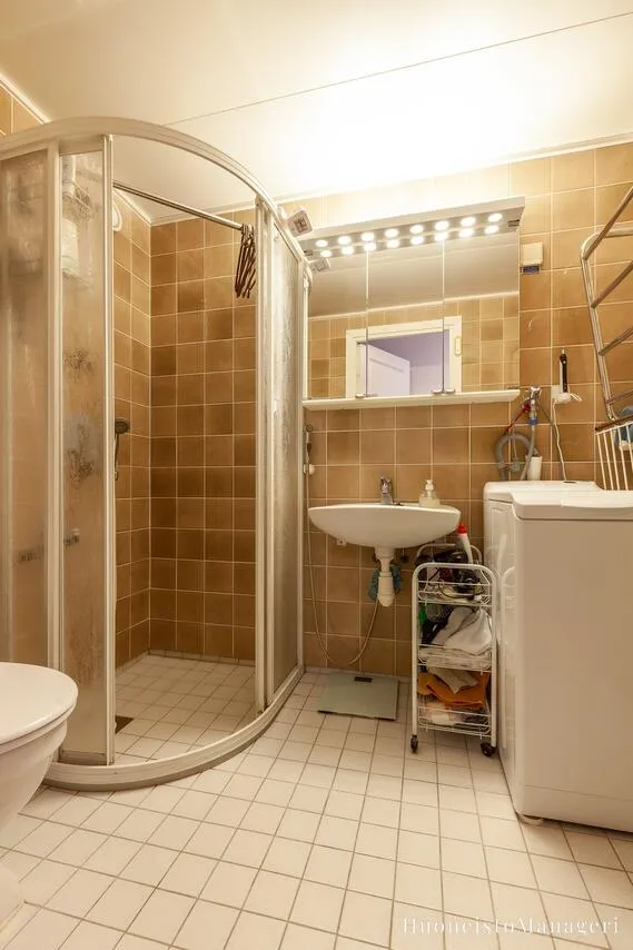 Bathrooms - Spacious 3-Bedroom Flat with Balcony in Olari, Espoo