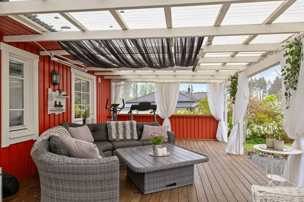 Terrasse - Classical Red Villa with Pool in Tillinge