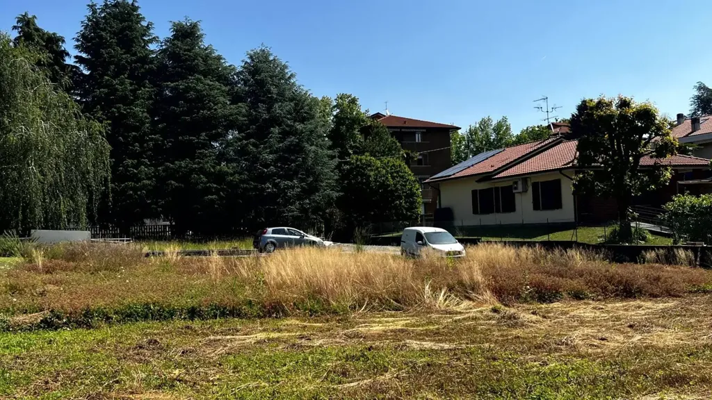 Aed - Villa with Edificabile Potential in Bernareggio