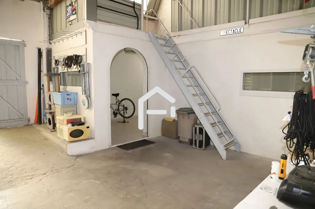 Garage - Ensemble Immobilier avec Grand Garage à Proximité du Centre