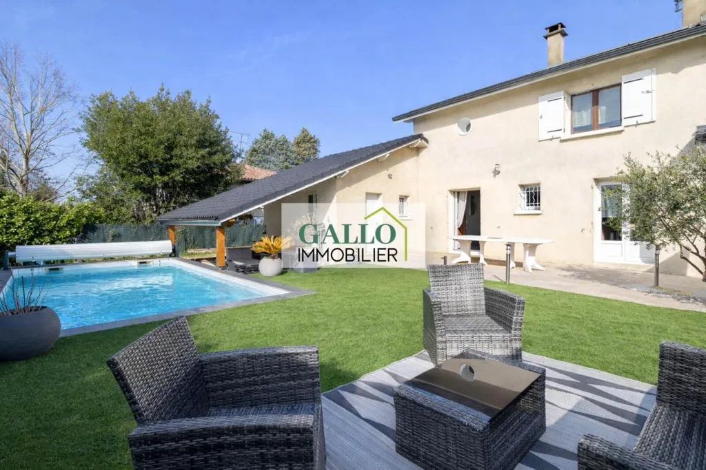 Piscine - Maison familiale avec piscine à Heyrieux