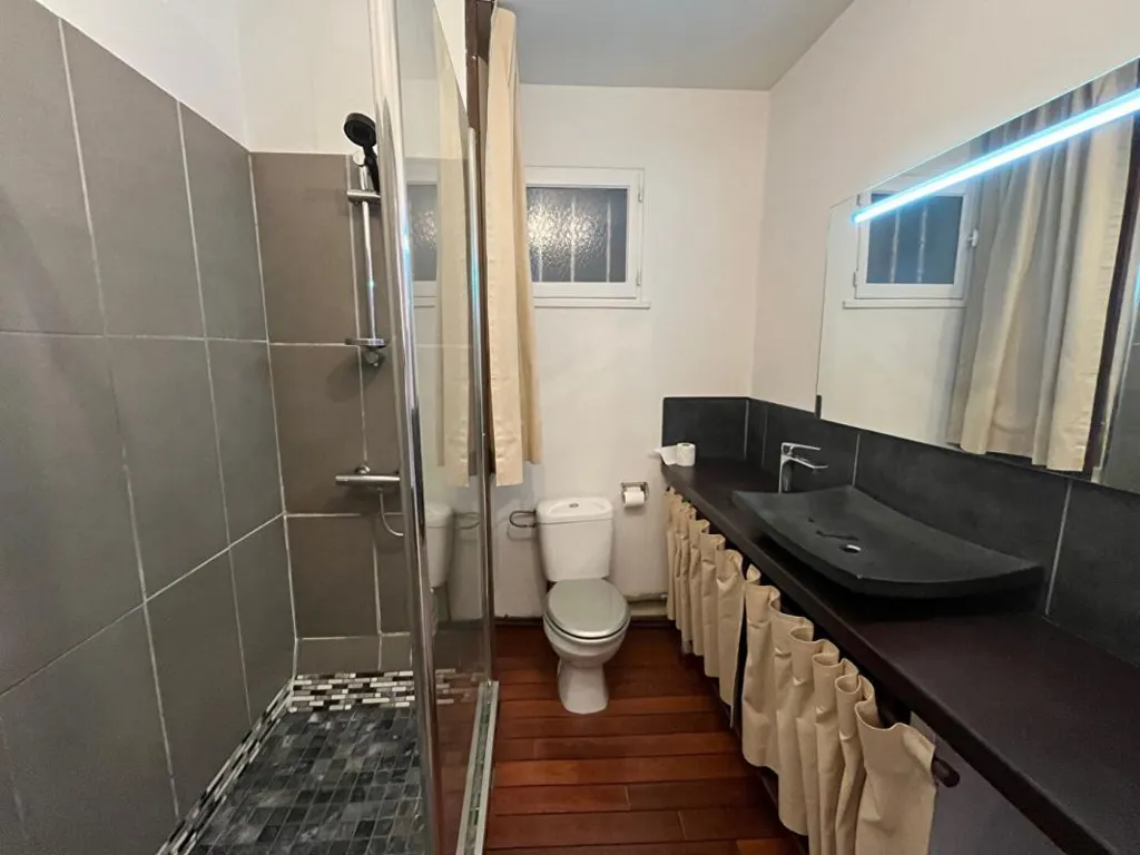 Bagni - Charming 2-Bed Apartment in Chantilly Centre