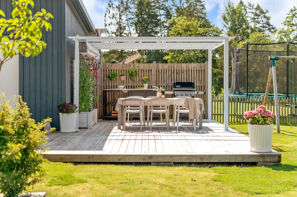 Terrace - Modern Villa with Garden in Sunny Location