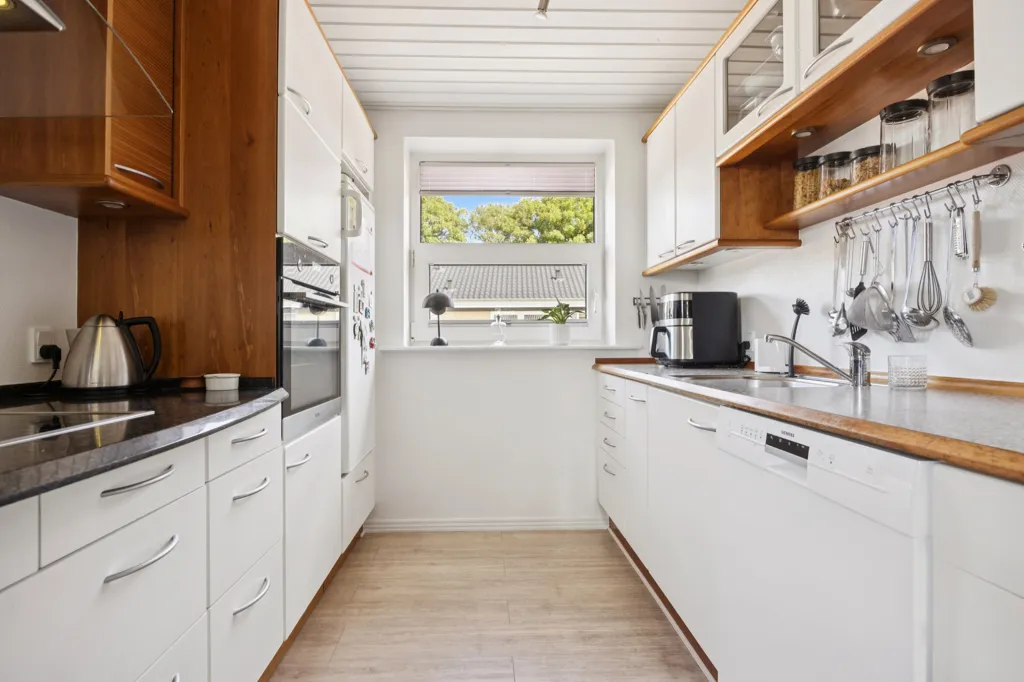 Kitchen - Functional Villa with South-West Terrace in Åbyen