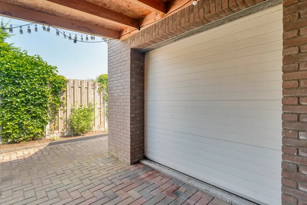 Garage - Modernised Semi-detached House in Lutten
