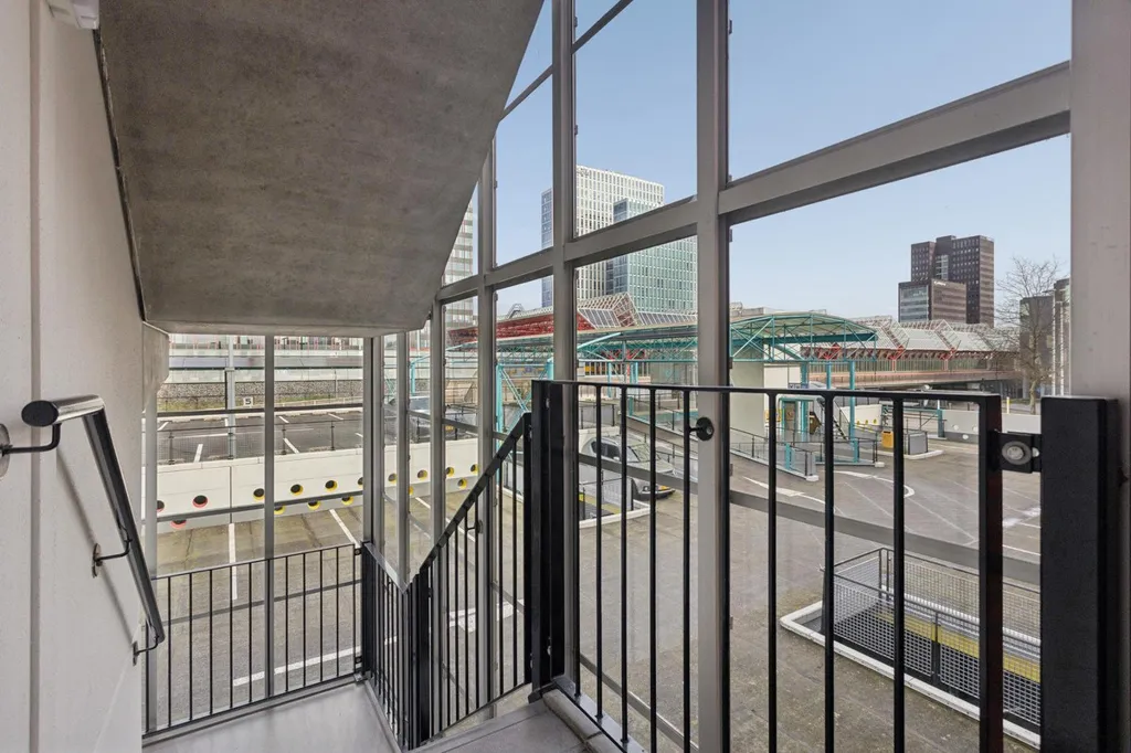 Balcon - 3-Bedroom Gallery Flat with Balcony in Almere Centre