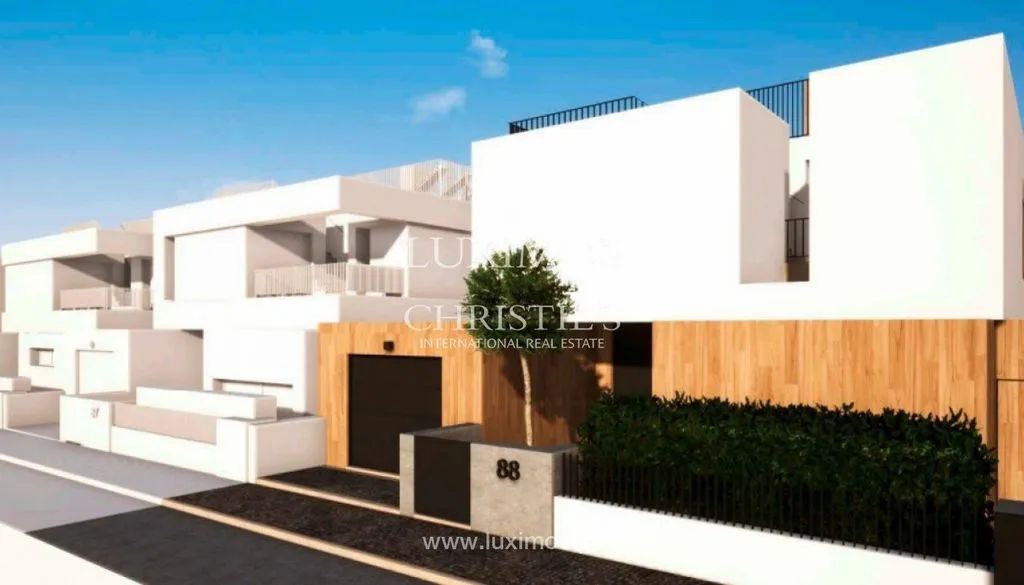 4-Bedroom Villa with Private Pool in Quarteira