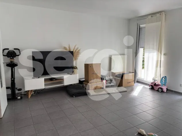 Living Room - Spacious T3 Apartment with Balcony in Amiens