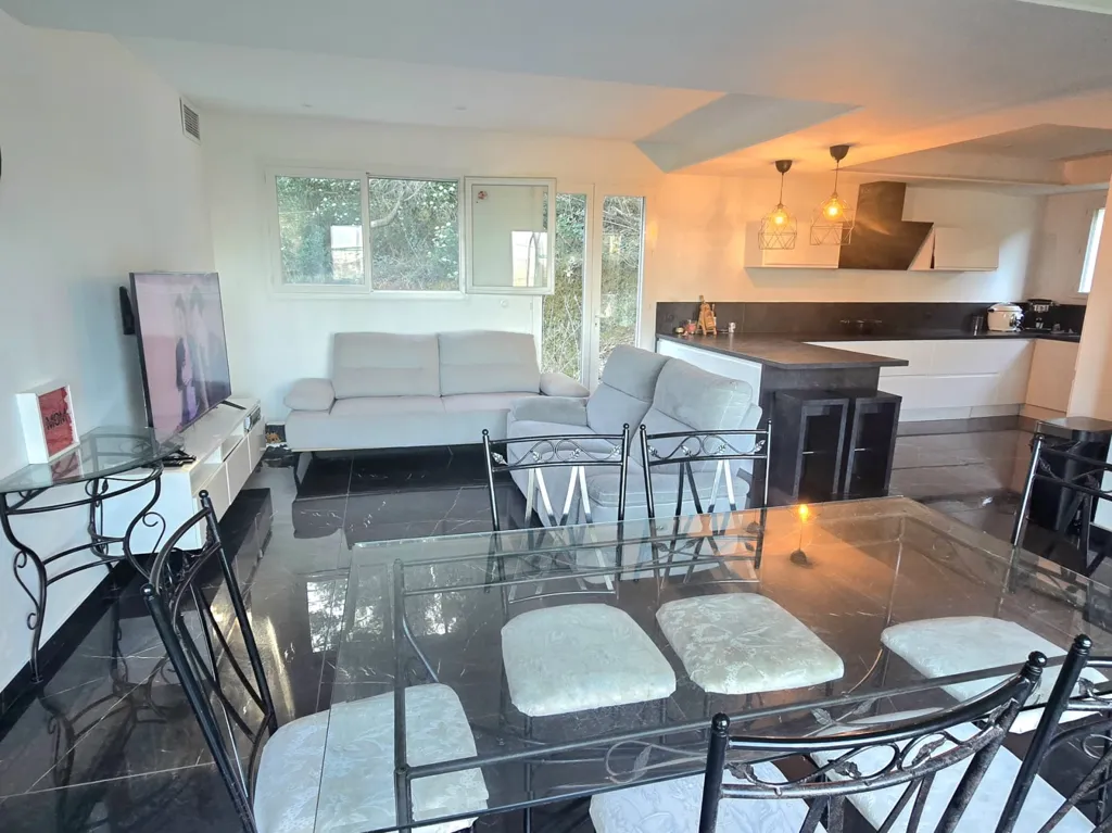 Salle à manger - Maison Contemporaine avec Vue Dégagée à Aubagne