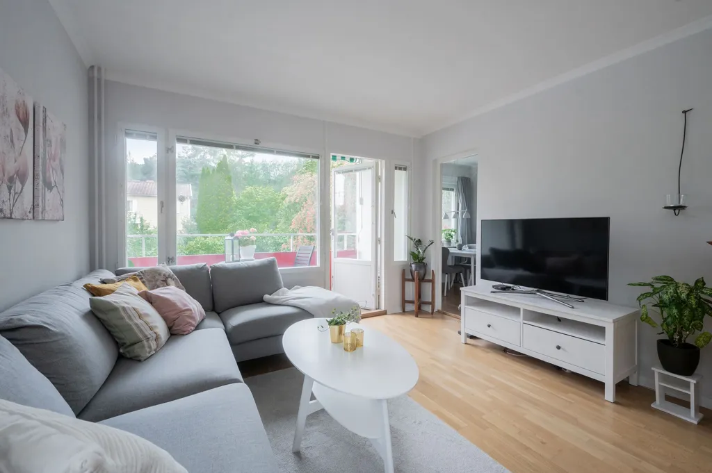 Wohnzimmer - Bright Apartment with Balcony near Stuvsta Centre