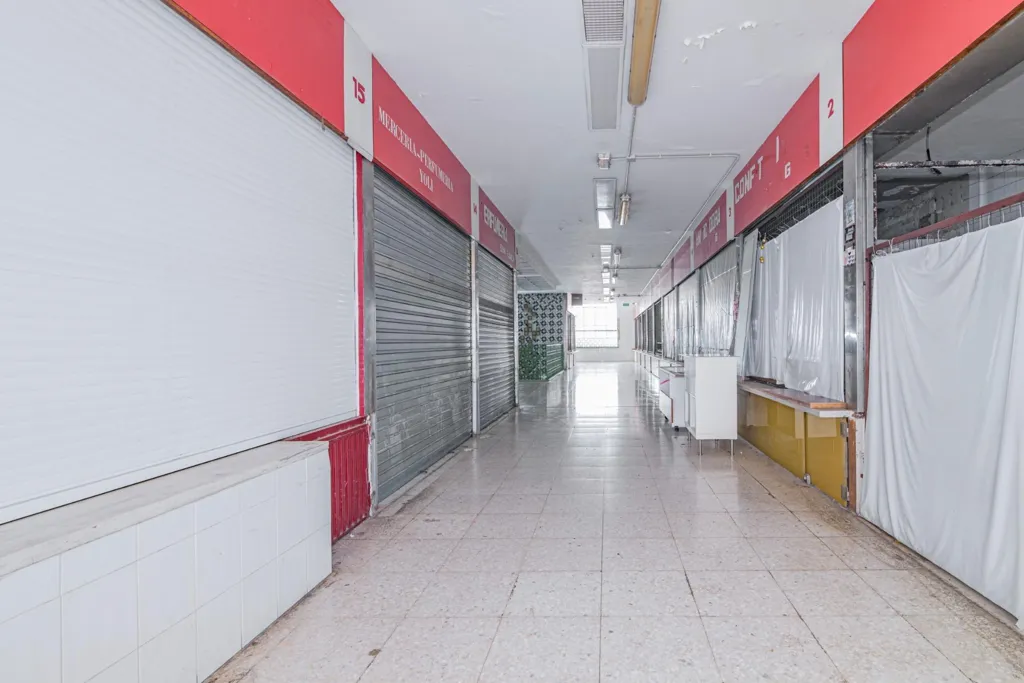 Pièces - Edified Plot with Market in Málaga