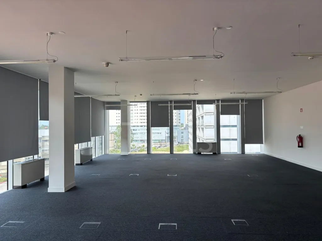 Bureau - Office with Open Plan in Boavista, Porto