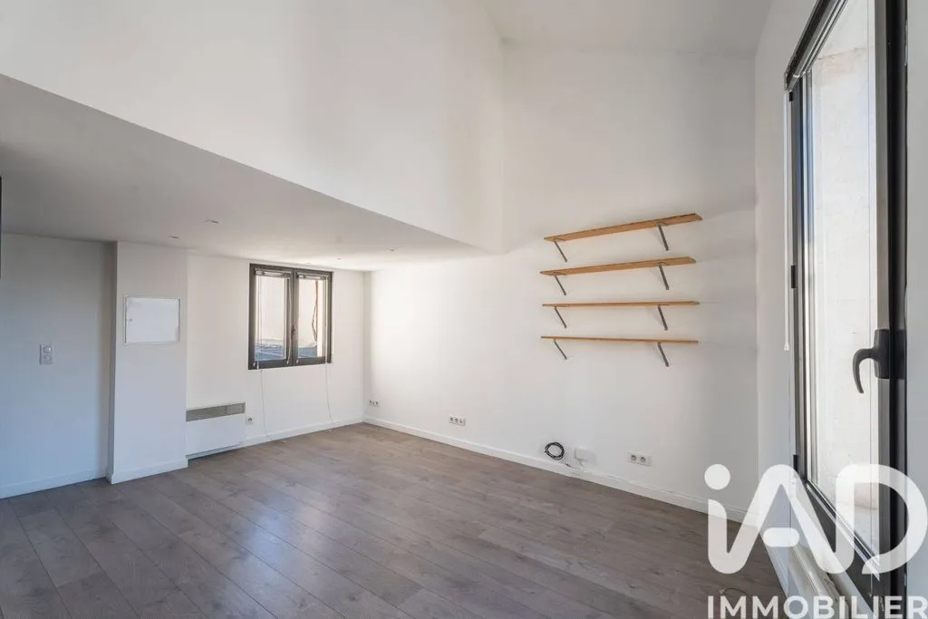Toad - Apartment Complex with Development Potential in Colombes