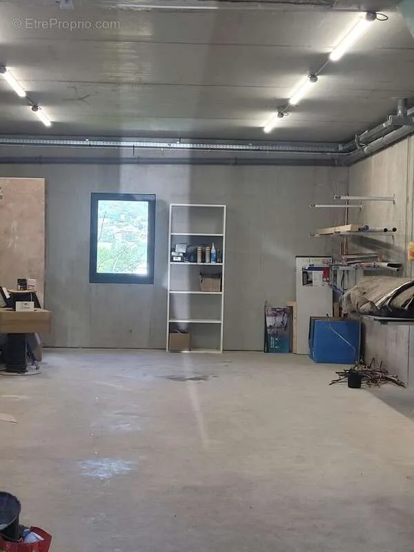 Garage - Local d'Activités avec Parking à Poisy