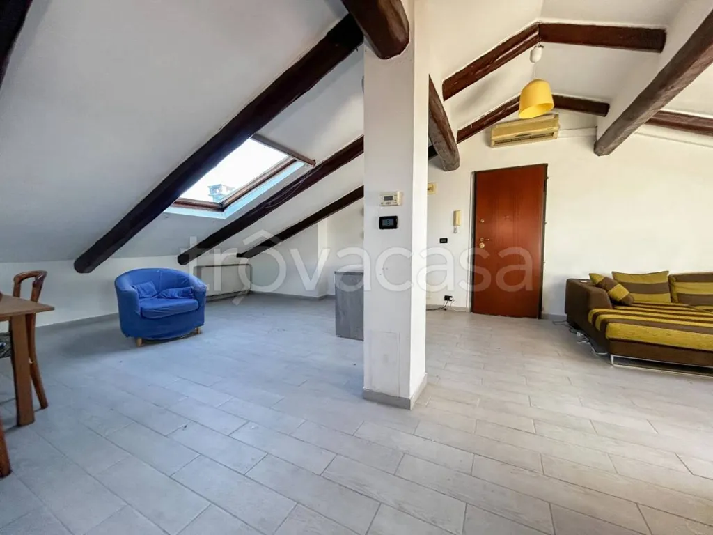 Toad - Rustic Mansard Apartment with Velux Windows in Santena