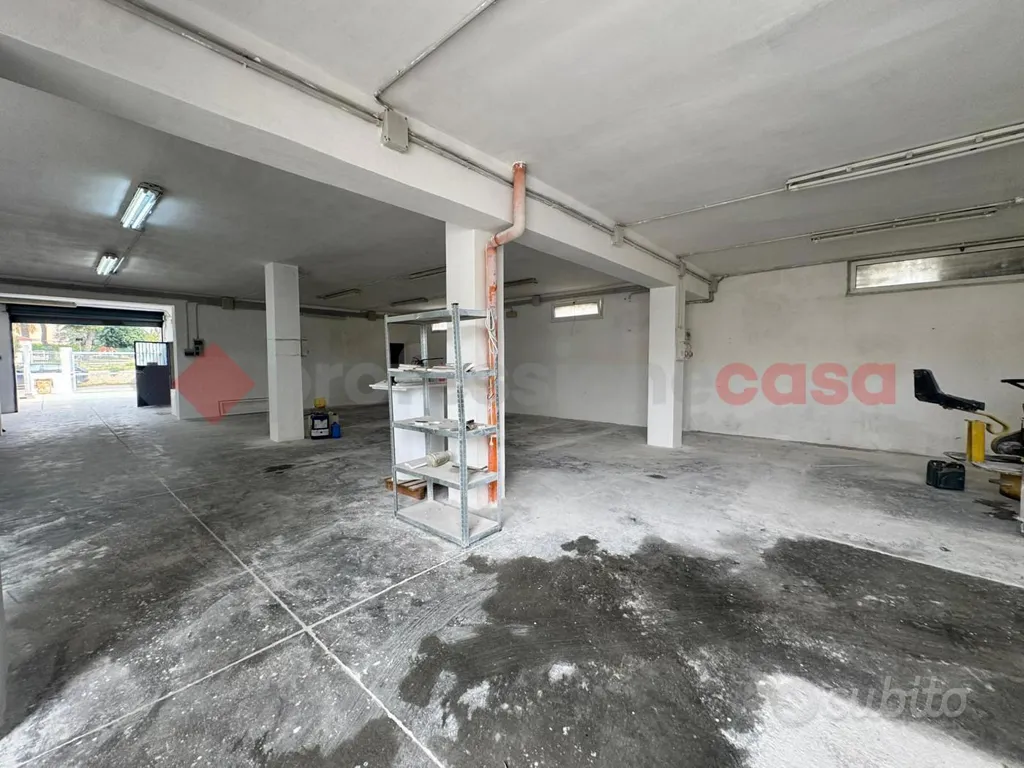 Garage - Versatile Workshop with Outdoor Space in Pulsano