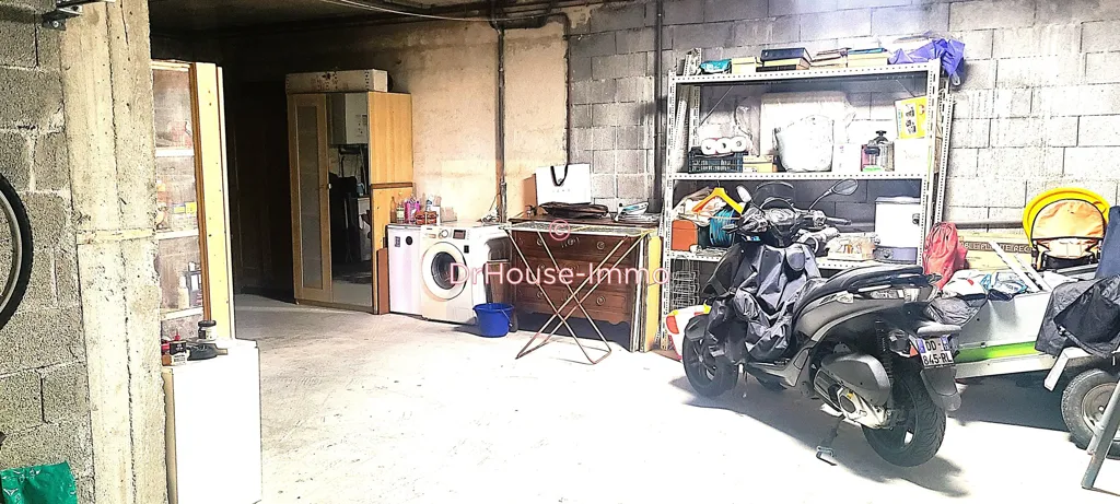 Garage - Maison avec Piscine et Vue Dégagée à Marseille-11e