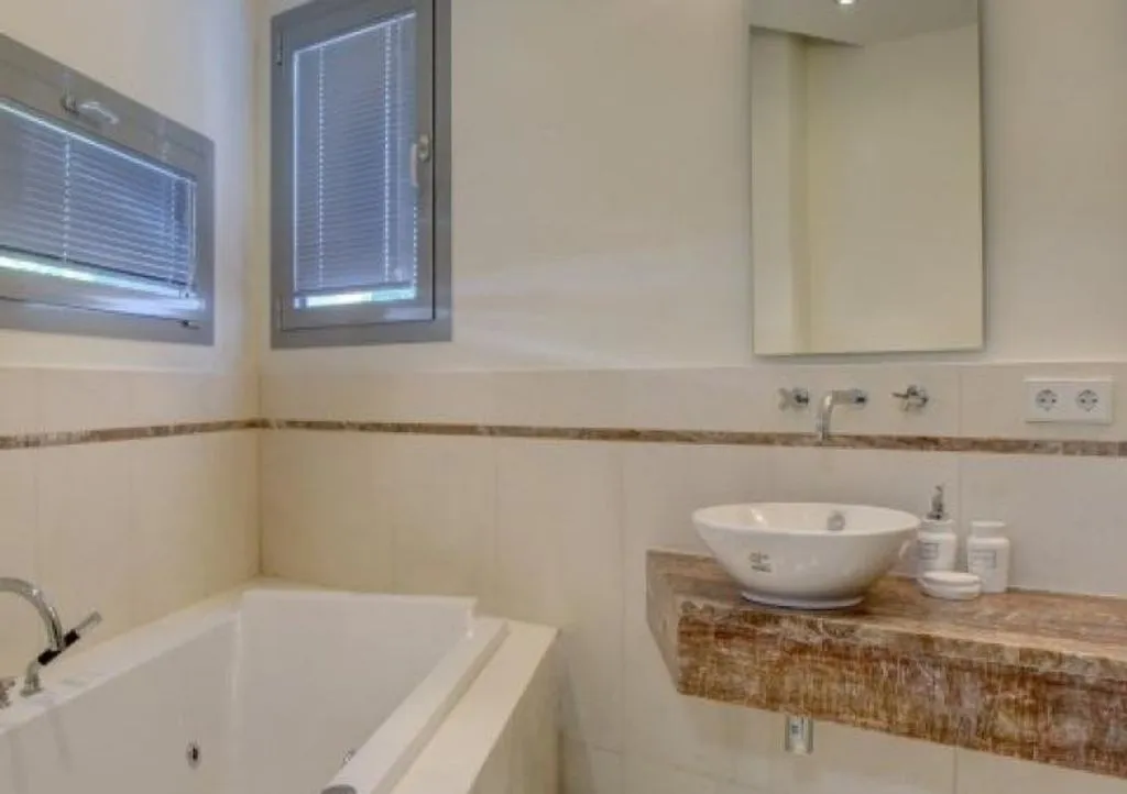 Bathrooms - Semi-Detached Villa with Sea Views in Marbella