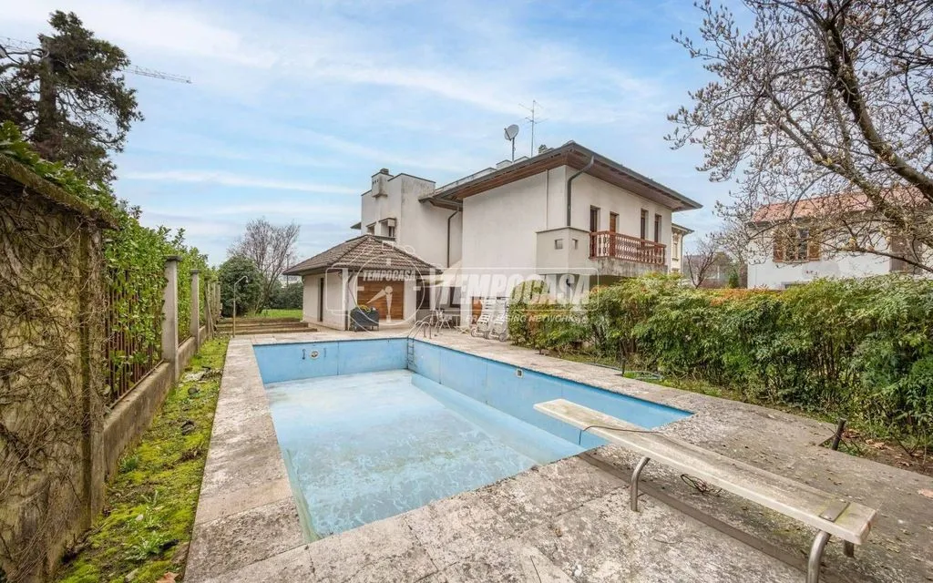Pool - Luxury Villa with Pool in Melzo, Lombardy