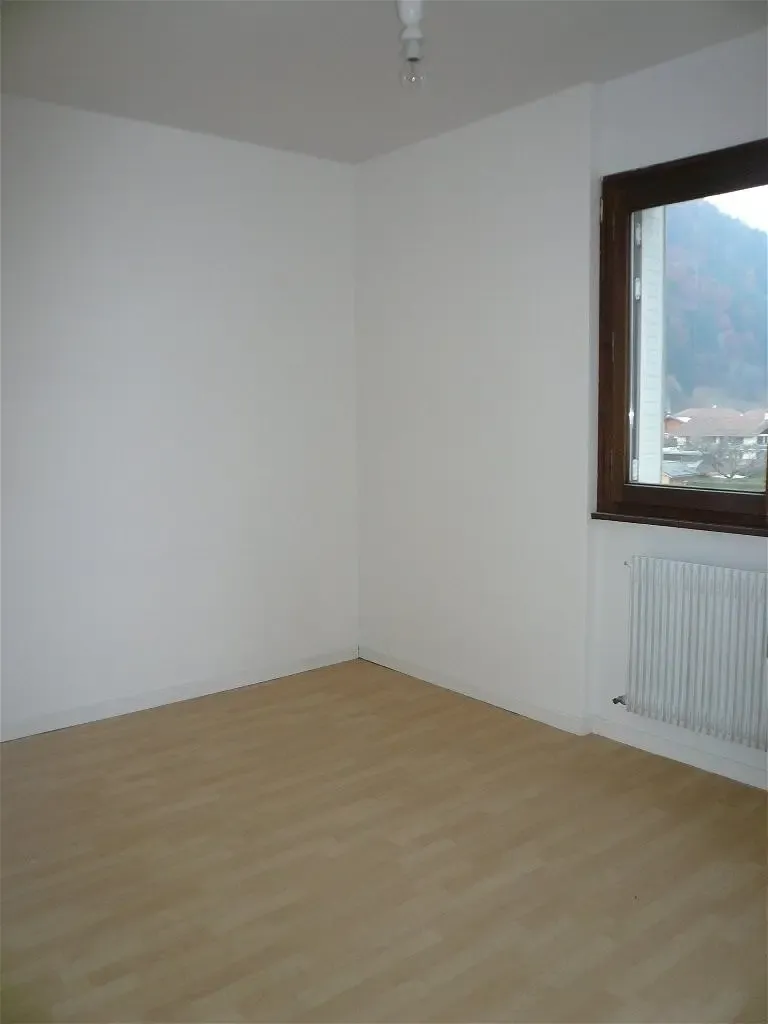 Rooms - 3-Bedroom Apartment with Balcony in Sallanches