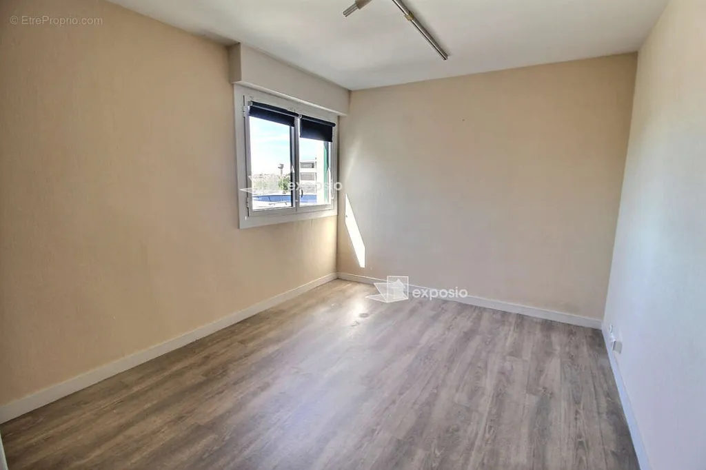 Rooms - City Centre Apartment with Balcony in Niort