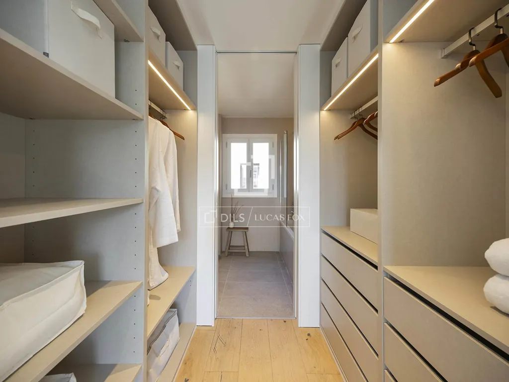 Pièces - Renovated Apartment with Terrace in Eixample Right