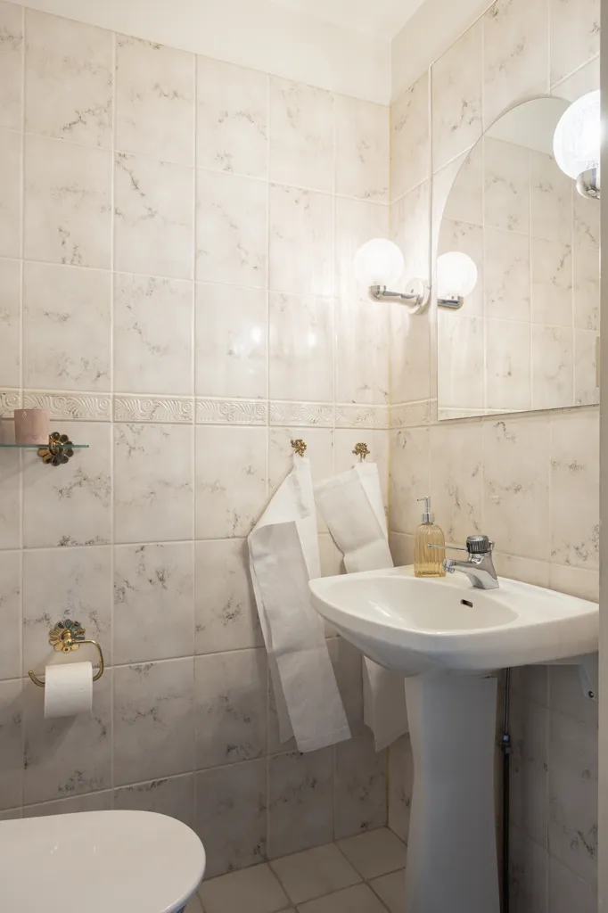 Salles de bain - Historic Villa with Garden in Old Åkarp