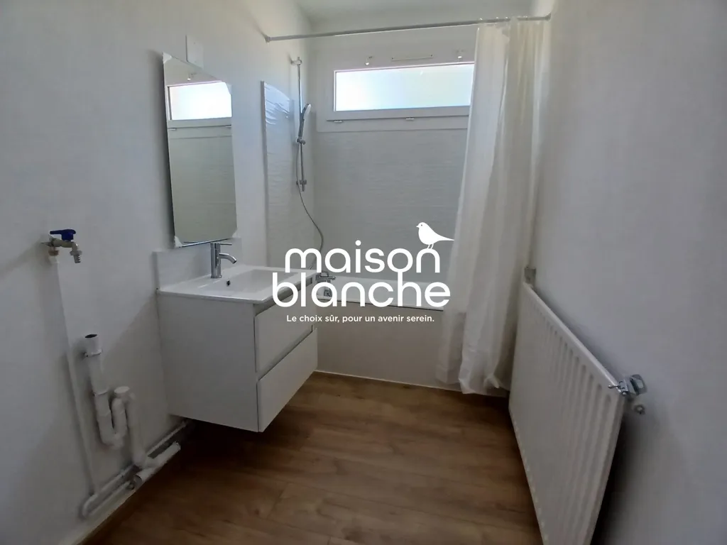 Salles de bain - Appartement Lumineux avec Parking à Parthenay