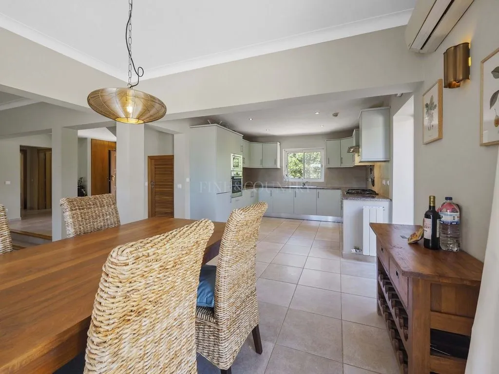 Söögituba - Luxury Villa with Golf Views in Estômbar