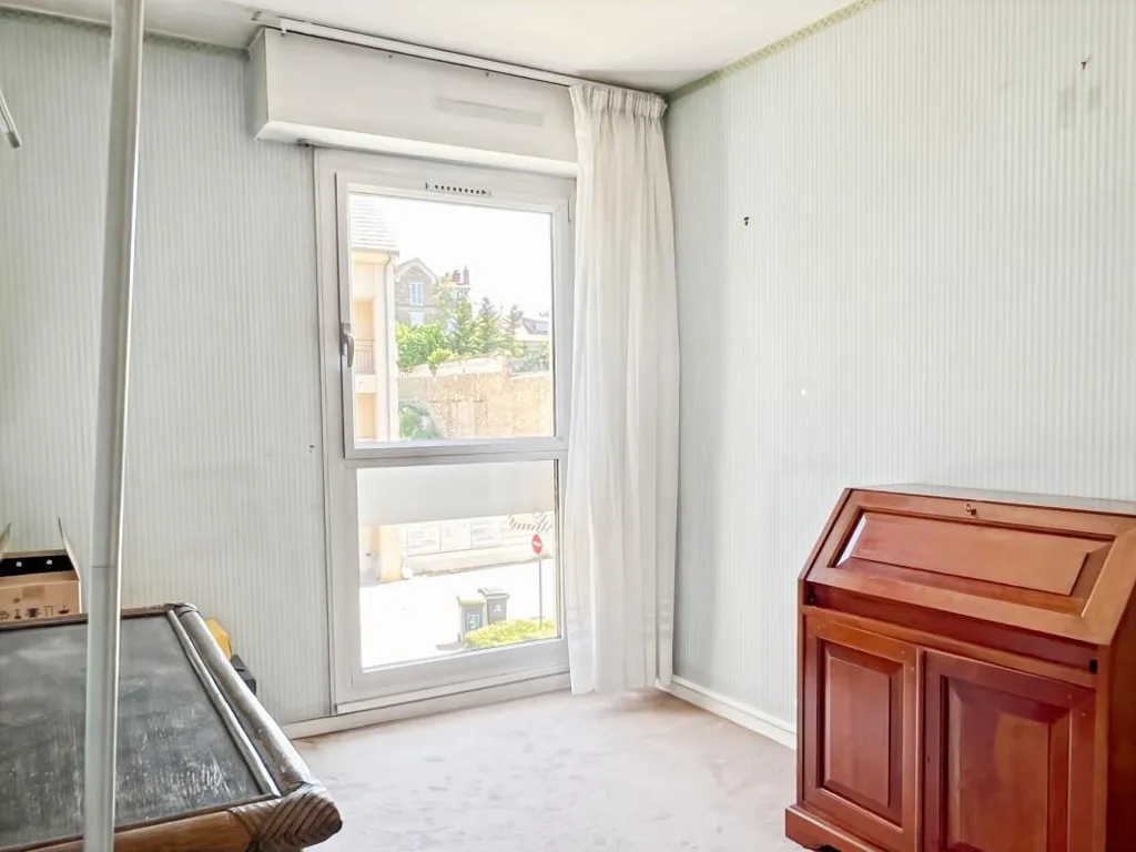Bedrooms - Family Flat with Balcony in The Chesnay