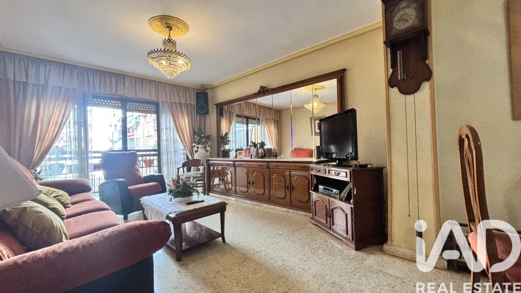 Elutuba - Alicante Apartment with Potential for Division