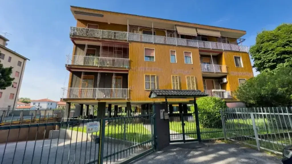 Extérieur - Rusticated Apartment with Balcony in Monza