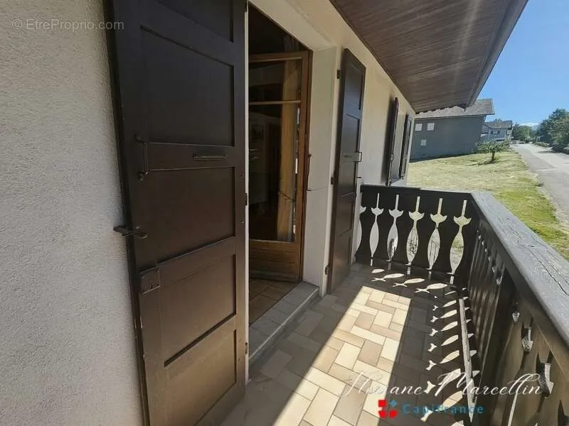 Balcon - Maison avec Deux Appartements Indépendants à Vougy