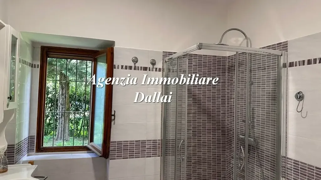 Salles de bain - Rustic Cottage with Panoramic Garden in Scarperia