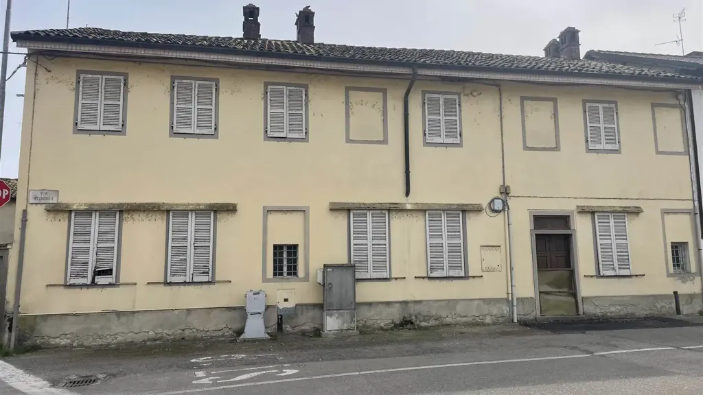 Välivaade - Independent House with Courtyard in Mede