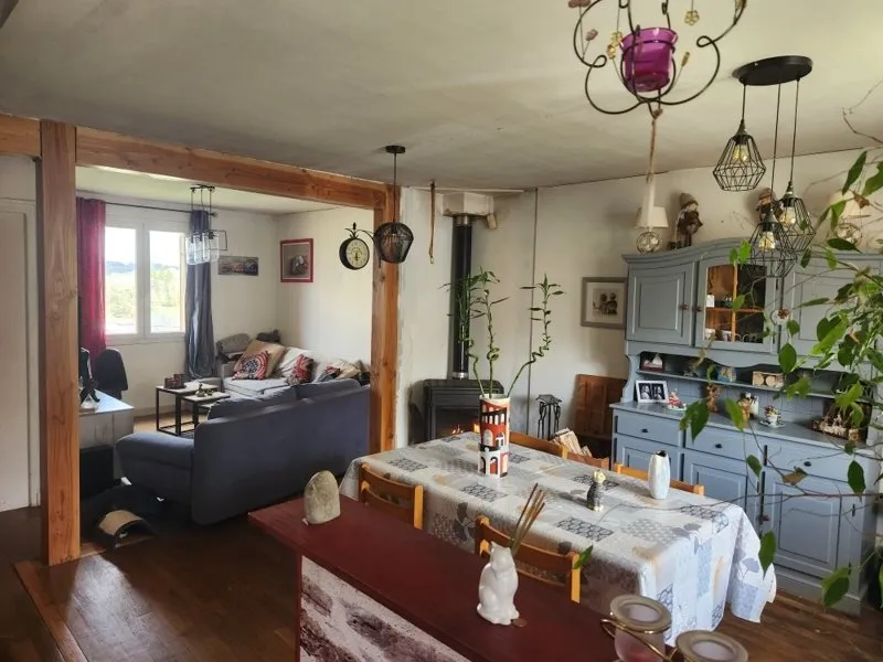 Salle à manger - Maison des Années 60 avec Terrasse à Proximité des Commodités