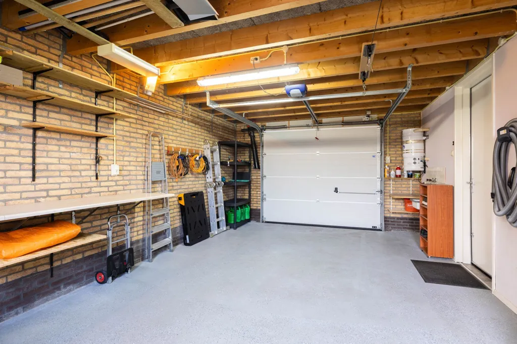 Garage - Dwelling with Garden on Moleplaat in Leeuwarden